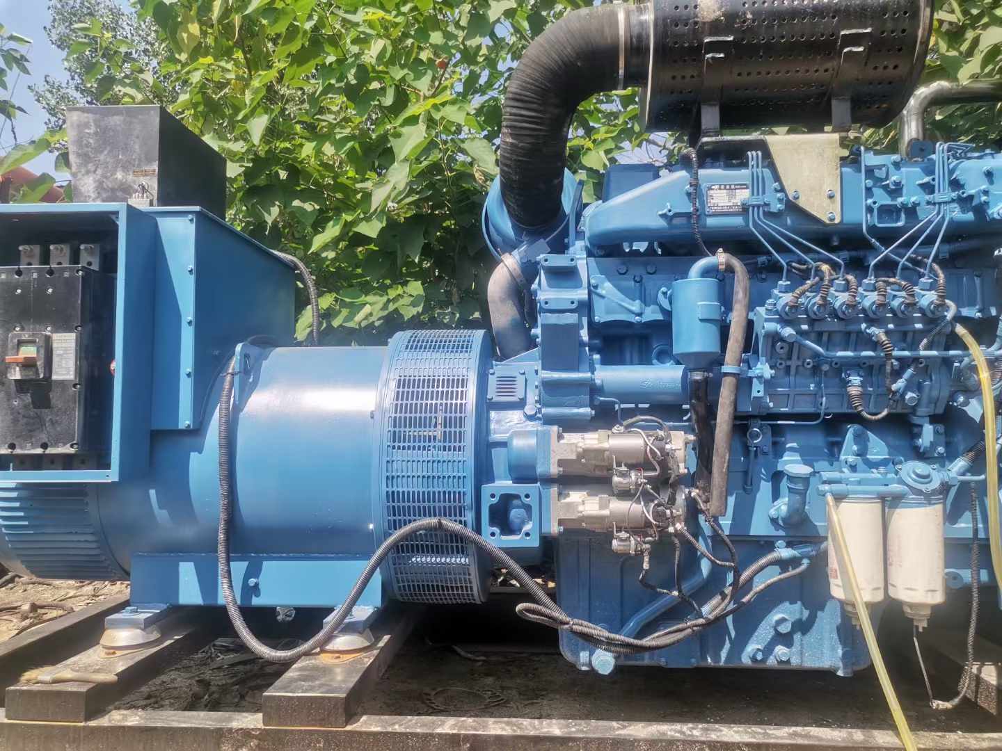牟定详细说明降低 800kW 柴油发电机输出电流波动的方法
